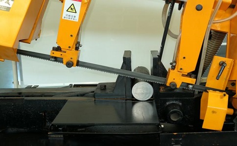 龙山数控带锯床自动送料精度会出现偏差吗？